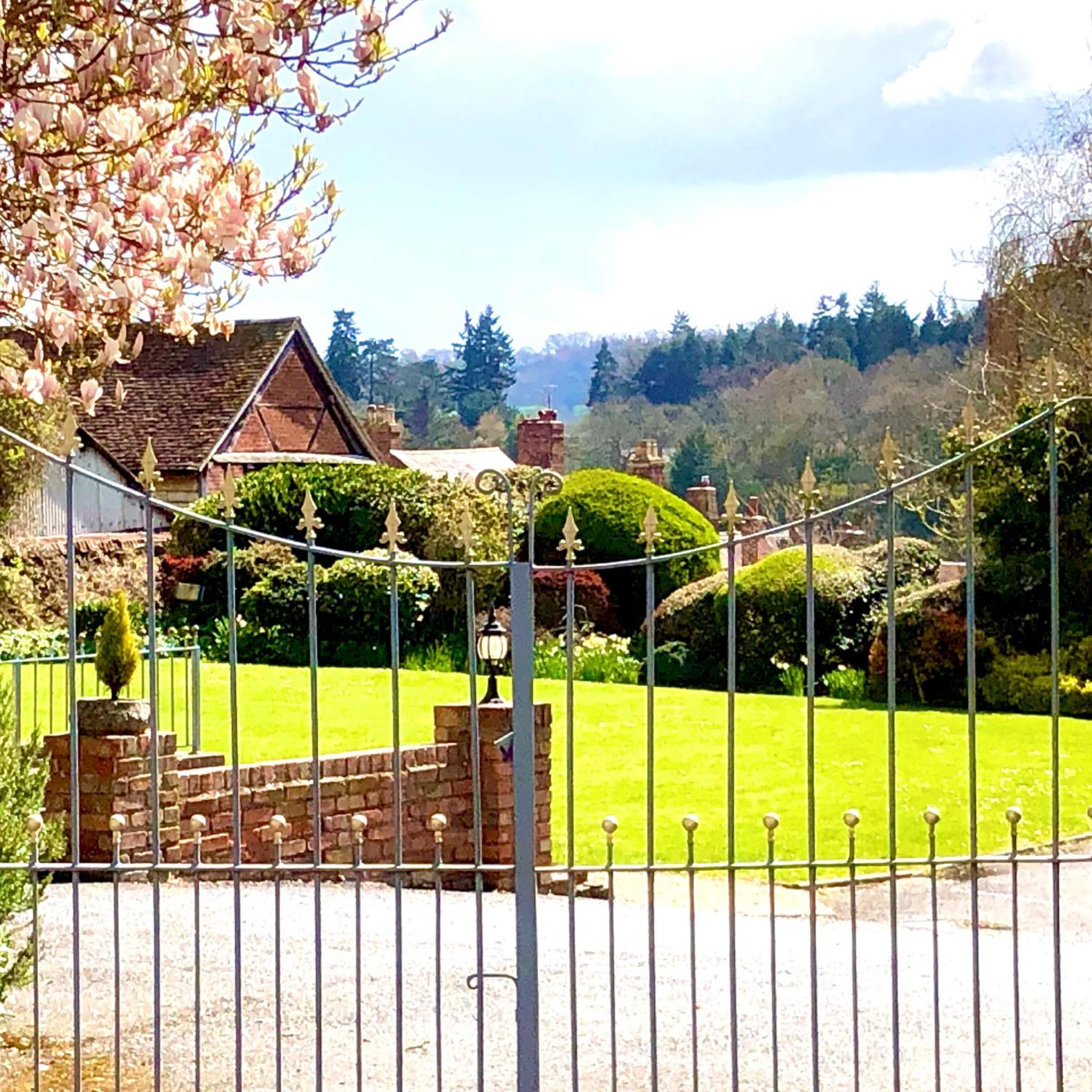 Flower Cottage By Ludlow Castle With Onsite Parking Exteriér fotografie